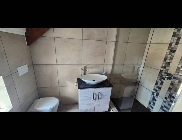 5 BEDROOM HOUSE FOR SALE IN CAPE FARMS